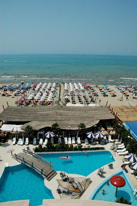 Vela Hotel Restaurant Golem  Luaran gambar
